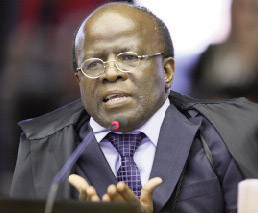 Ministro Joaquim Barbosa: ausente na votação que livraria corruptos | Foto: Paulo Estrela/efe
