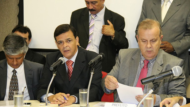 Secretário de finanças, Cairo Peixoto, vereador Paulo Borges (PMDB) e prefeito petista Paulo Garcia (sentados, da esquerda para direita) em prestação de contas no último dia 12 deste mês | Foto: Câmara Municipal de Goiânia