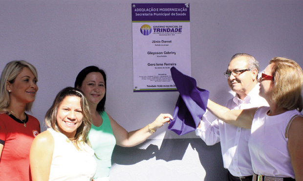 Entre Gercilene Ferreira, a Branca, e a primeira-dama, Dairdes Darrot, prefeito Jânio inaugura novas instalações da Secretaria da Saúde | Foto: Iris Roberto