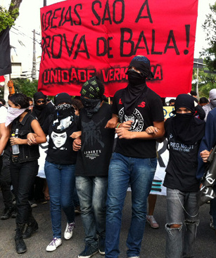 "Se os black blocs liderarem AS manifestações,  este seria o melhor cenário para o governo na copa, porque o radicalismo e a violência afastam o eleitor médio”