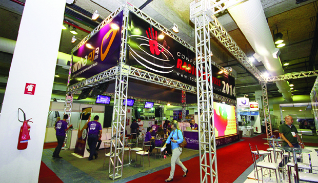 Estande da Vinha FM na Gospel Fair: marketing religioso direcionado a evangélicos