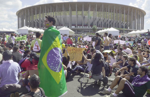 Protesto diante do Estádio Mané Garrincha em Brasília, na Copa das Confederações: o filme vai se repetir este ano?