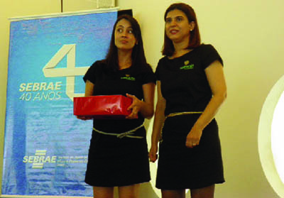 Gabriele e sua sócia Bruna, em evento do Sebrae: agência no município de Goianésia foi fundamental para o sucesso / Foto: Arquivo Pessoal