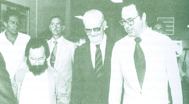 Então presidente Ernesto Geisel (à esq.) ao lado de Irapuan Costa Junior, durante visita a Goiânia para inaugurar obras
