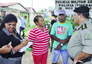 Tenente-coronel Segato fala com a comunidade em dia de interação nos bairros | Foto: Gabinete de Imprensa – Prefeitura de Trindade