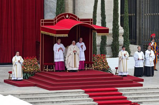 Foi a primeira vez que dois papas foram canonizados ao mesmo tempo e que dois papas participaram juntos da missa de canonização. Foto: Alessandro Di Meo/EPA/Lusa