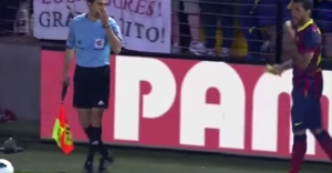 Jogador brasileiro ia cobrar escanteio aos 35 minutos do segundo tempo quando pegou e comeu a banana arremessada no gramado. Foto: Reprodução/YouTube