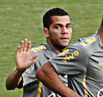 Daniel Alves em foto durante treinamento, em Goiânia. Atos racistas são comum no futebol europeu. Foto: Marcello Dantas/Jornal Opção Online