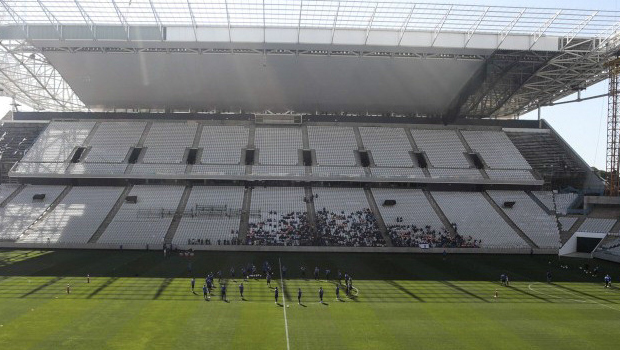 Itaquerão, ainda inacabado a menos de dois meses do início da Copa, vai sediar o jogo inicial