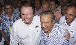 Empresário Júnior Friboi, neófito no PMDB, e Iris Rezende, grande líder do partido: quem vai ganhar a guerra intestina? | Foto: Lenadro Vieira/Divulgação PMDB