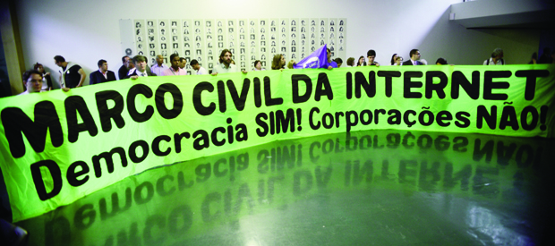 Grupo se manifesta em favor do Marco Civil no Congresso: projeto de lei discutido com a sociedade | Foto: Fabio Rodrigues Pozzebom/ Agência Brasil