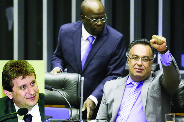 Deputado André Vargas, ao lado do ministro Joaquim Barbosa, faz gesto ao mesmo tempo de afronta ao Judiciário  e de solidariedade a criminosos condenados; no detalhe, o doleiro Alberto Youssef, amigo de 20 anos do petista | Foto: Sérgio Lima/Agência Senado