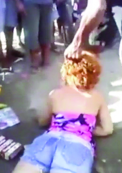Dona de casa inocente é linchada por multidão no Guarujá: sede de justiça insatisfeita que se deteriora em vingança / Foto: Reprodução Youtube