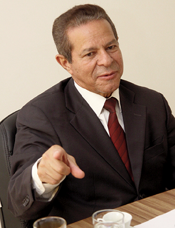 Ex-secretário da Fazenda Simão Cirineu: peça-chave na reorganização das finanças estaduais / Fotos: Fernando Leite/Jornal Opção