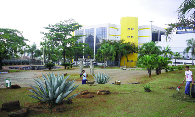 Praça pública ao lado da Pontifícia Universidade Católica (acima), no Jardim Goiás, e sede da Secretaria Municipal de Educação (abaixo), no Setor Universitário, são 2 das 18 áreas que devem ser desafetadas pelo projeto da Prefeitura de Goiânia / Foto: Fotos: Fernando Leite/Jornal Opção