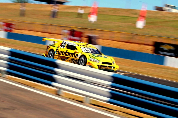 Piloto Max Wilson (Eurofarma) acelera na reta do Autódromo de Goiânia | Foto: Alex Farias