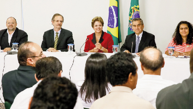 Presidente Dilma Rousseff com líderes do agronegócio: ela tenta recuperar um prestígio que está indo para Aécio / Foto: Roberto Stuckert Filho/ PR