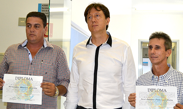 O peemedebista Henrnandes Maurício da Silva (à esquerda), o juiz Murilo Vieira, e o vice, José Antônio Vieira (PDT), durante diplomação, em Uruaçu. Foto: Márcia Cristina/Jornal Cidade/Uruaçu