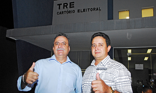 Prefeito Oildo Silveira (PP) (à esquerda), o mais votado em outubro passado, com seu vice, Silvestre Fróis (PSDB). Foto: Marcello Dantas