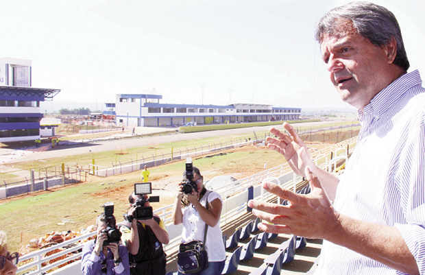 Presidente da Agetop, Jayme Rincón, apresentando o autódromo: “É um espaço de lazer completo, que vai virar ponto turístico” | Foto: Fernando Leite/Jornal Opção