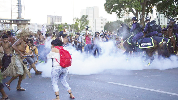 Índios protestam: flechas contra bombas de gás lacrimogêneo - Foto:  Fabio Rodrigues Pozzebom/ABr