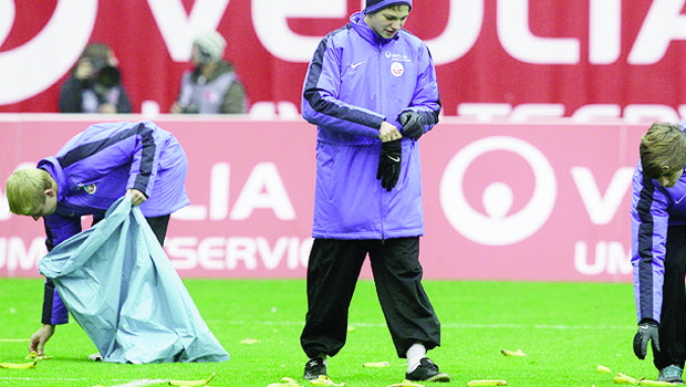 Partida da 2ª Divisão alemã, em 2011, com campo recheado de bananas: depois do caso Daniel Alves, isso voltará a ocorrer?