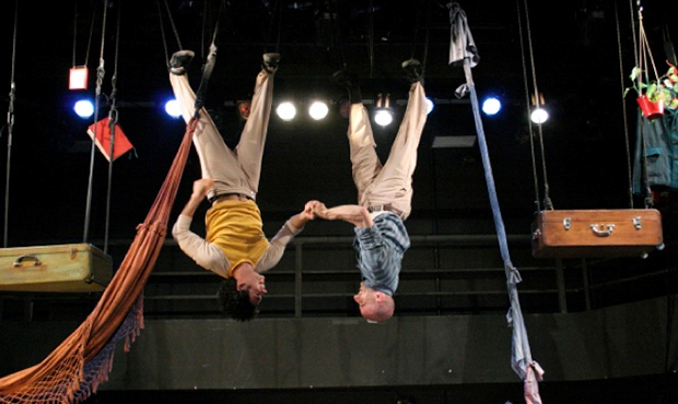 O "Homens de Solas de Vento", encenado neste sábado (3/5), une técnicas do circo, do teatro e da dança