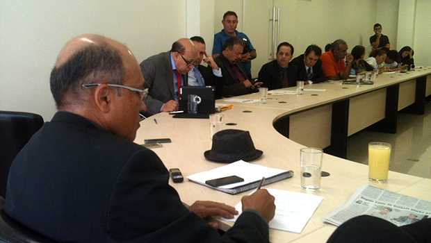 Enquanto vereadores fazem questionamentos, Jeovalter Correia (à esquerda) faz anotações. Foto: Marcello Dantas/Jornal Opção Online