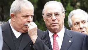 Ex-presidente Luiz Inácio Lula da Silva e Paulo Maluf durante ato que selou apoio do PP a Fernando Haddad, em junho de 2012 | Foto: Epitáceo Pessoa - Estadão