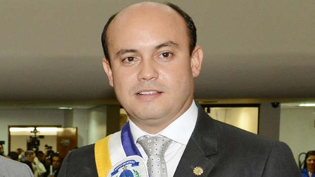 "O governador Sandoval Cardoso (foto), quando sentiu o peso da máquina e do desgaste popular, começou a mudar peças no governo", disse Pu­gli­esi