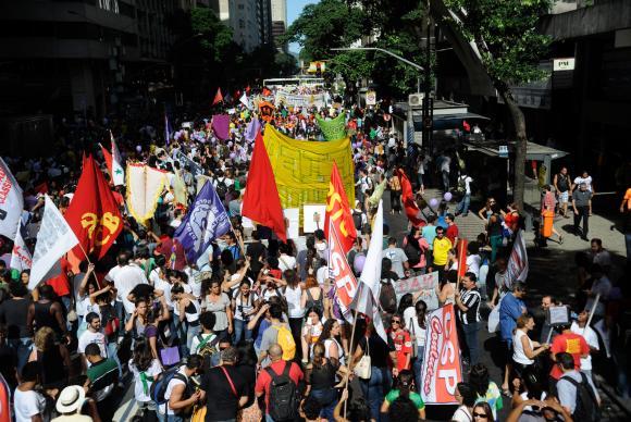 Manifestantes fazem passeata pela Avenida Rio Branco, no centro do Rio, em direção à Cinelândia em protesto contra a Copa do MundoArquivo/Agência Brasil