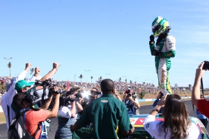 Márcio Campos festeja vitória na etapa de Goiânia da categoria Turismo | Foto: Fernando Neves