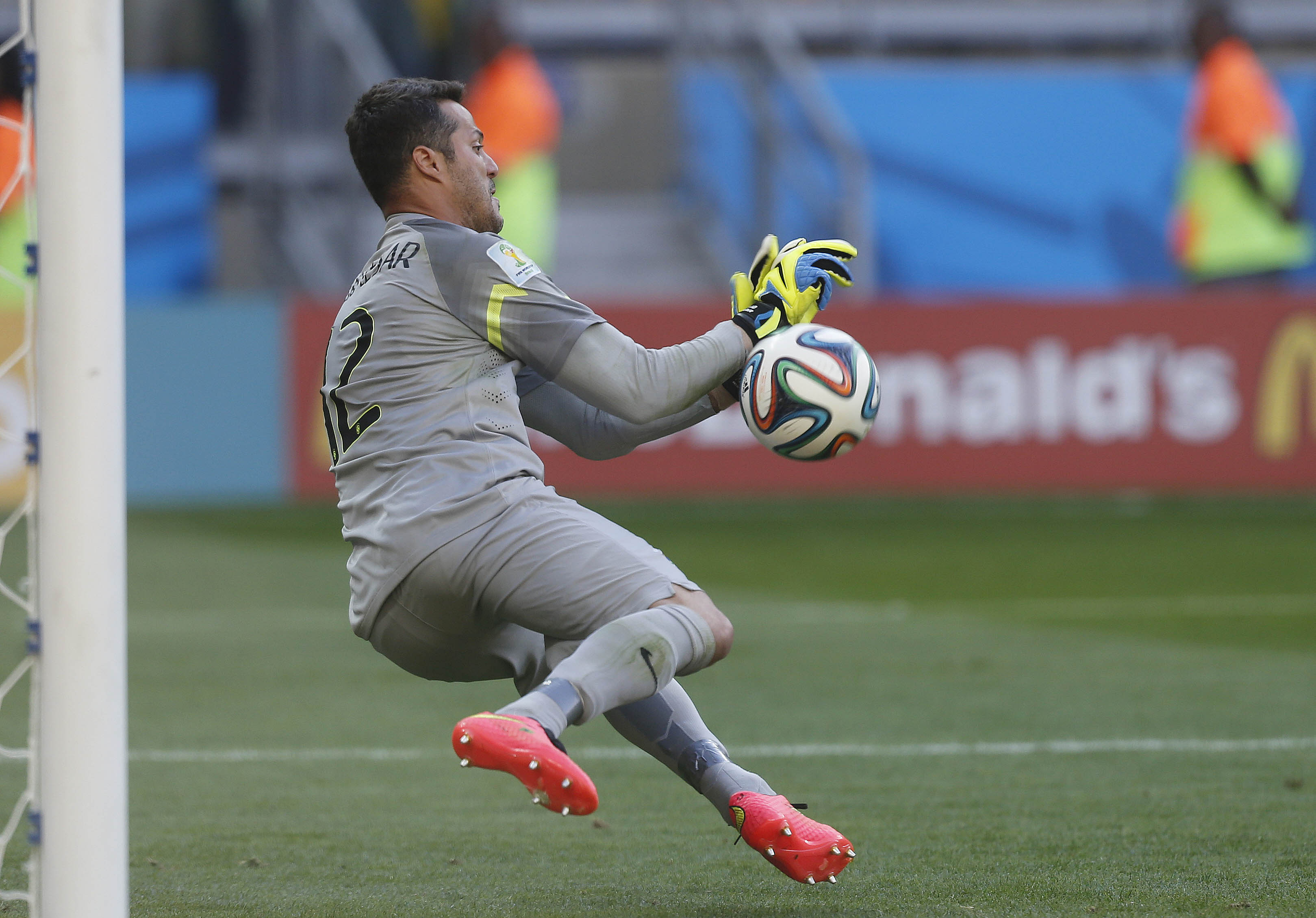 Júlio César defende o primeiro pênalti cobrado pelo Chile | Foto: Rafael Ribeiro/CBF