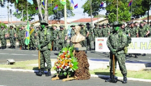 Formatura no 11º BEC; ao centro o busto do Visconde de Mauá