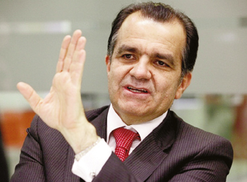 Orientado pelo publicitário brasileiro Duda Mendonça, Óscar Iván Zuluaga não conseguiu manter o resultado do 1° turno e perdeu as eleições / Foto: Diana Sánchez /AFP