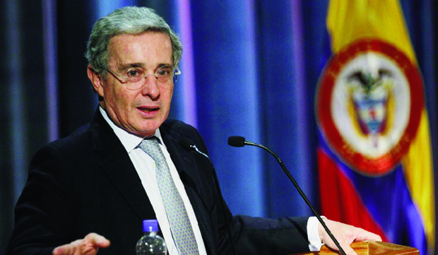 O ex-presidente Álvaro Uribe foi uma grande pedra no sapato de Juan Manuel Santos, ao atacar de modo contundente suas propostas / Foto: Fernando Vergara