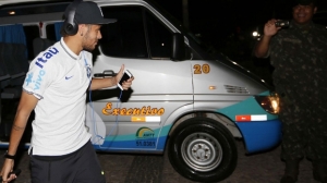 Neymar cumprimenta fã na chegada; camisa 10 não será poupado por Scolari para o primeiro teste pré-Copa | Foto: Divulgação CBF