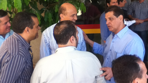 Pré-candidato a vice-governador de Iris Rezende (PMDB), Armando Vergílio chegou após final de reunião com lideranças do interior