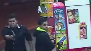 Cabo Delfino no momento em que atira contra suspeitos. Ele foi morto logo depois. Foto: Reprodução de Vídeo/Polícia Civil