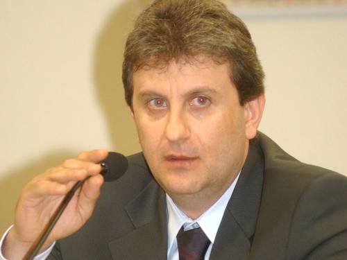 Alberto Youssef, suspeito de comandar um esquema de lavagem de dinheiro que teria movimentado R$ 10 bilhões. | Foto: Geraldo Magela/Agência Senado