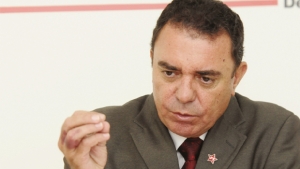  Deputado petista Luis Cesar Bueno aponta para dificuldades enfrentadas por países de elite e que não são encaradas pelo Brasil | Foto: Fernando Leite/Jornal Opção 