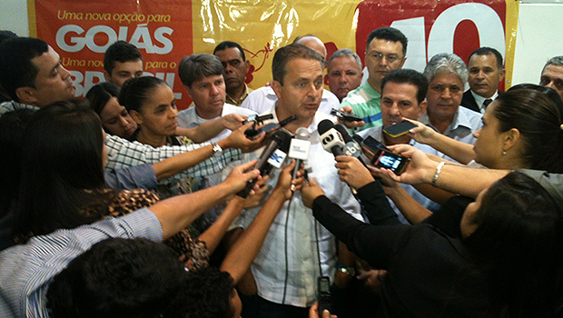 Aos jornalistas, Eduardo Campos avaliou que é preciso mudar cenário político em Goiás e no Brasil. Foto: Marcello Dantas/Jornal Opção Online