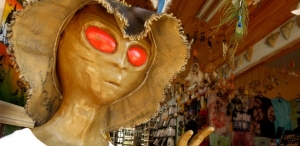 estatua-de-extraterrestre-decora-a-entrada-de-loja-de-souvenirs-de-sao-thome-das-letras-1379362943515_615x300