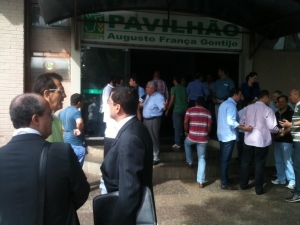Movimentação de políticos e jornalistas em frente ao local escolhido pela base para evento que pretende aclamar candidatura à reeleição de Marconi Perillo | Foto: Marcello Dantas
