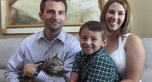 Jeremy Triantafilo, seus país e a gata heroína, dias depois do ataque