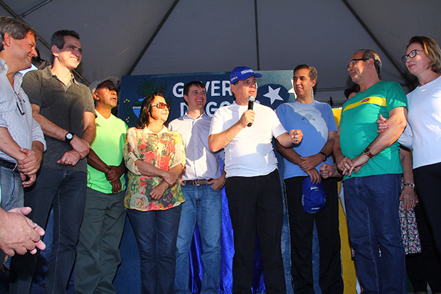 Ao centro de camisete branca, o governador Marconi Perillo; à direita na foto, o vice-governador José Eliton (de azul) e o prefeito de Trindade, Jean Darrot (de verde); à esquerda na foto o secretário Leonardo Vilela/ Foto: Fernando Leite