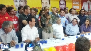 Marina discursa para militantes e políticos, como ex-governador Alcides Rodrigues e o vereador Elias Vaz, candidatos a deputado estadual