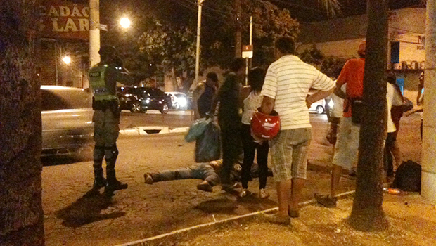 Populares pararam no cruzamento para chamar o socorro. Policiais militares também auxiliaram na ocorrência. Foto: Marcello Dantas/Jornal Opção Online