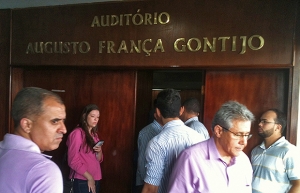 Imprensa acompanhou pelo lado de fora o encontro do governador com a base aliada, na pecuária. Foto: Marcello Dantas/Jornal Opção Online