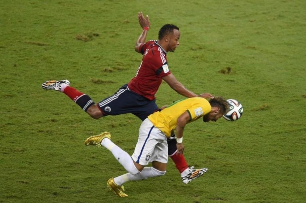 Momento em Neymar sofre lesão na coluna |Foto: Odd Andersen/AFP